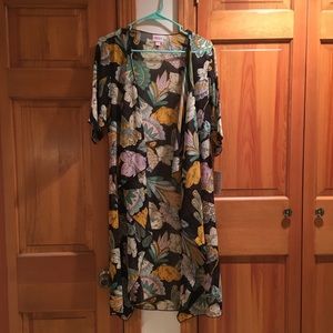 Small LuLaRoe Shirley Black Paisley Print